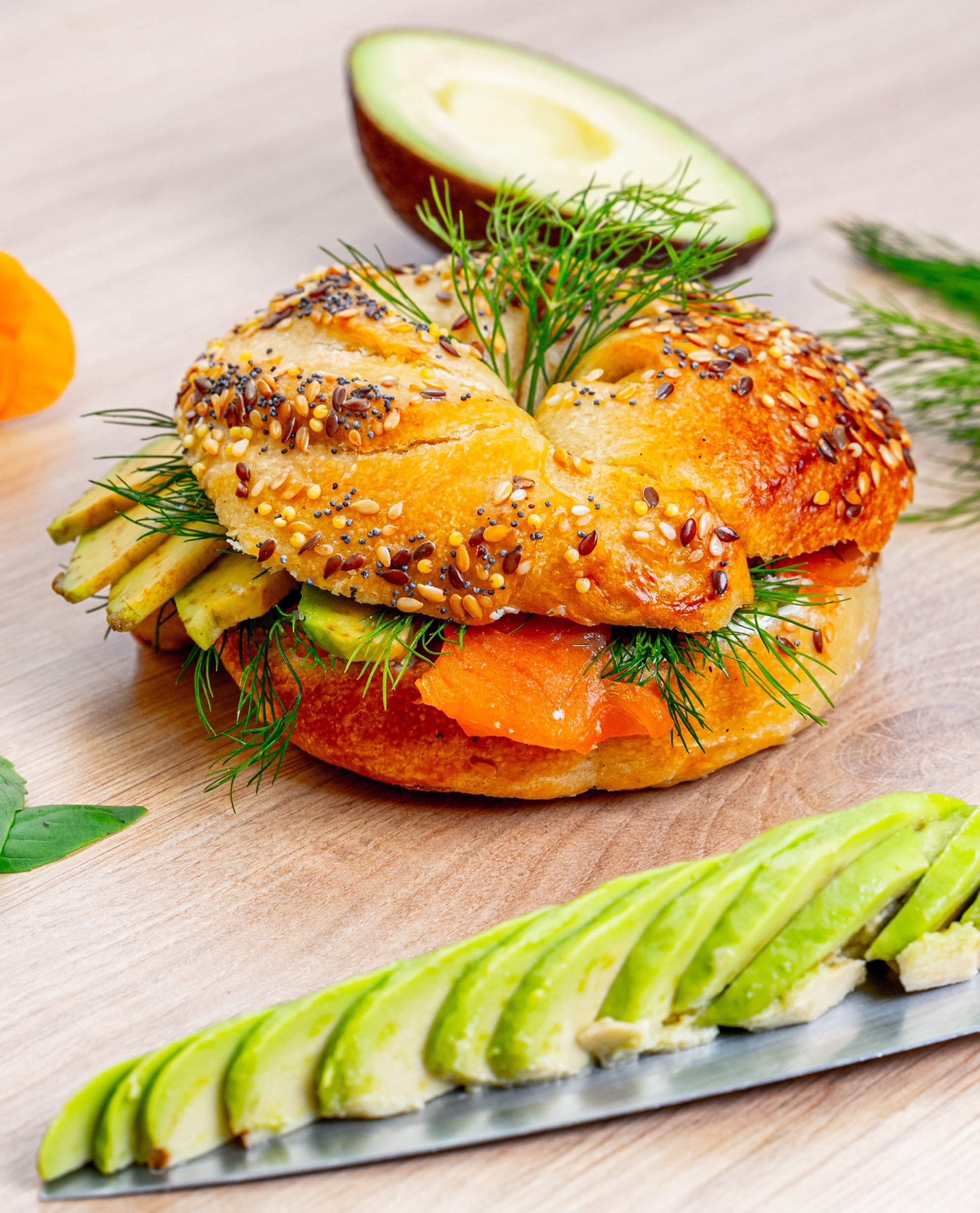 Bagel au saumon, avocat et aneth
